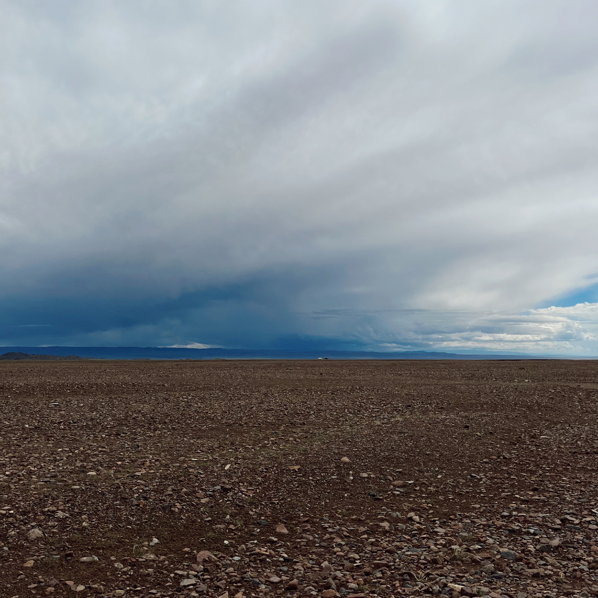 Одинокая юрта на берегу