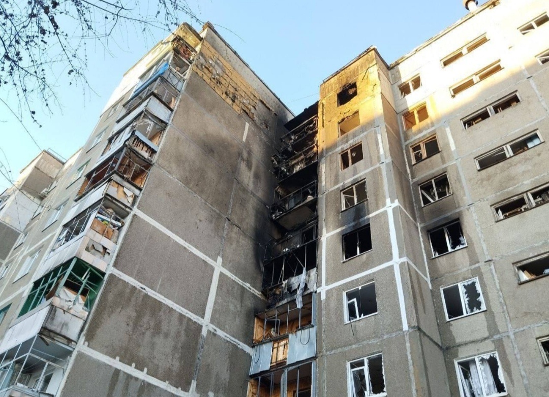 Жилой дом в Курске после ночной атаки БПЛА