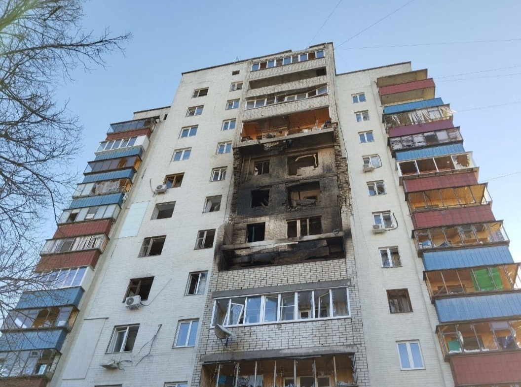 Жилой дом в г. Курске после ночной атаки БПЛА