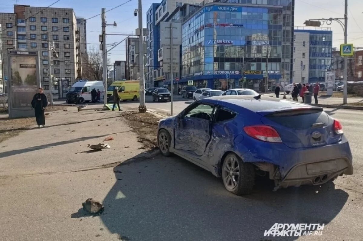    В ДТП со скорой помощью в центре Перми пострадал водитель легковушки