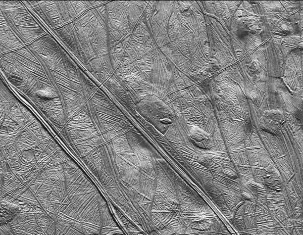 Рифты, нарушенные локальным образованием куполов, могут указывать на восходящие потоки тепла и воды из-под коры Европы.