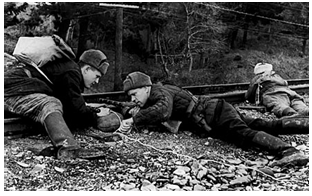 Закладка взрывчатки у железной дороги. Источник: https://xn--80adbfga1bkfifgbxvh.xn--p1ai/