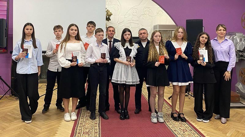    Полицейские в преддверии дня космонавтики вручили паспорта школьникам