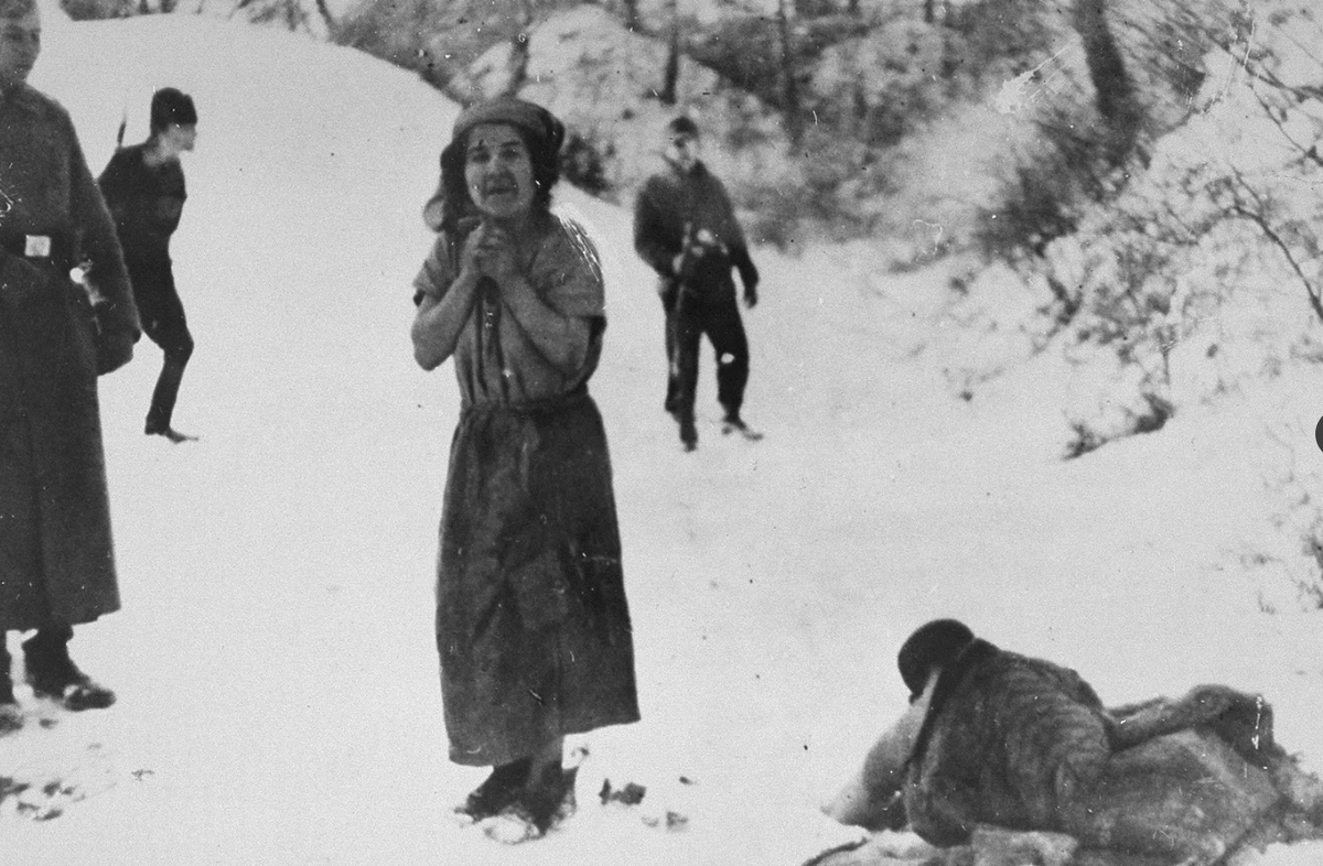 Жертва казни в лагере смерти Белжец. Женщина, которую собираются казнить в лагере смерти Белжец