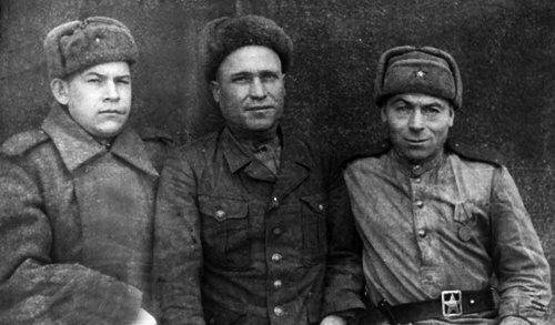 М.Т. Белик (слева) с боевыми друзьями. Февраль, 1945 г. Фото из архива редакци