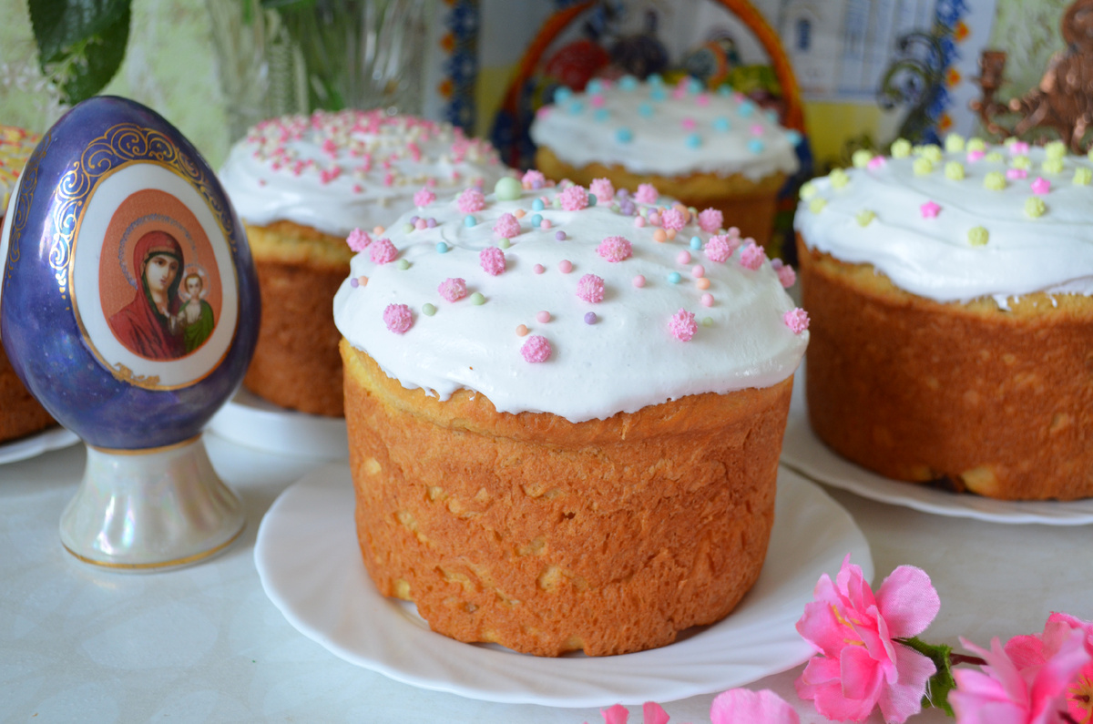 Кулич — русское название пасхального хлеба. Выпекается из сдобного дрожжевого теста с различными добавками. Имеет форму высокого цилиндра. Сверху кулич украшается сахарной пудрой или глазурью.