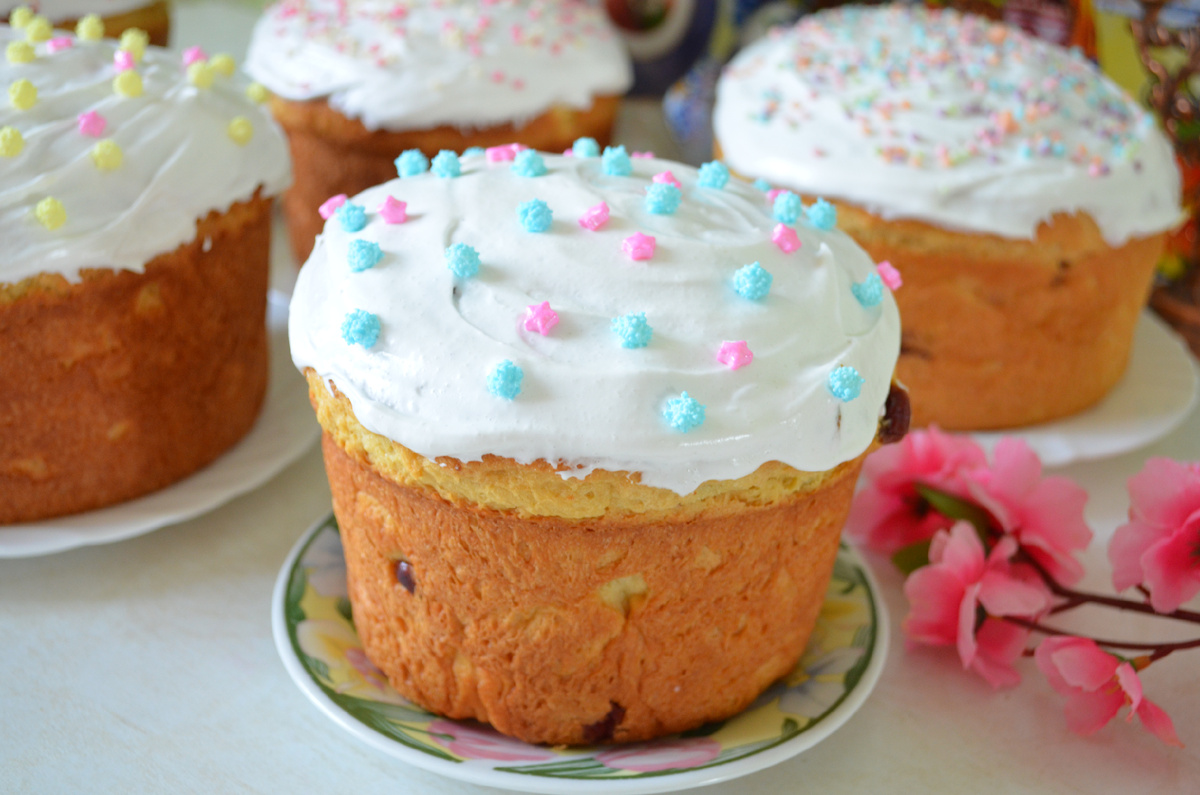 Существует традиция освящать куличи к окончанию Великого поста. Обычно это происходит в Великую субботу, но в некоторых храмах может происходить и после праздничного пасхального богослужения.