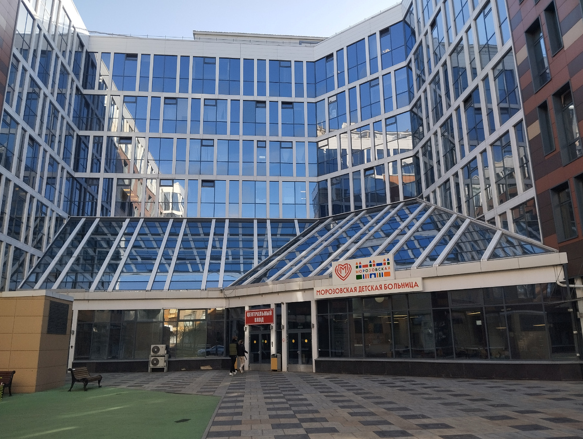 Морозовская Детская Городская Клиническая больница. Центральный вход. ЗДЕСЬ и далее фото автора и(или) из личного архива автора, если не указано иначе.