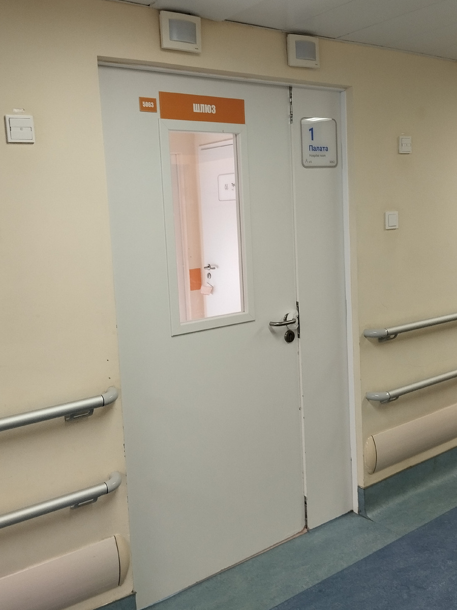 Дверь в наше временное пристанище.