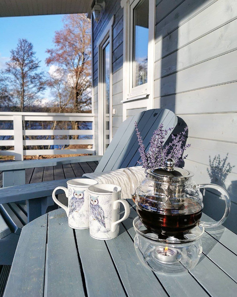 Весенний чай на террасе дома