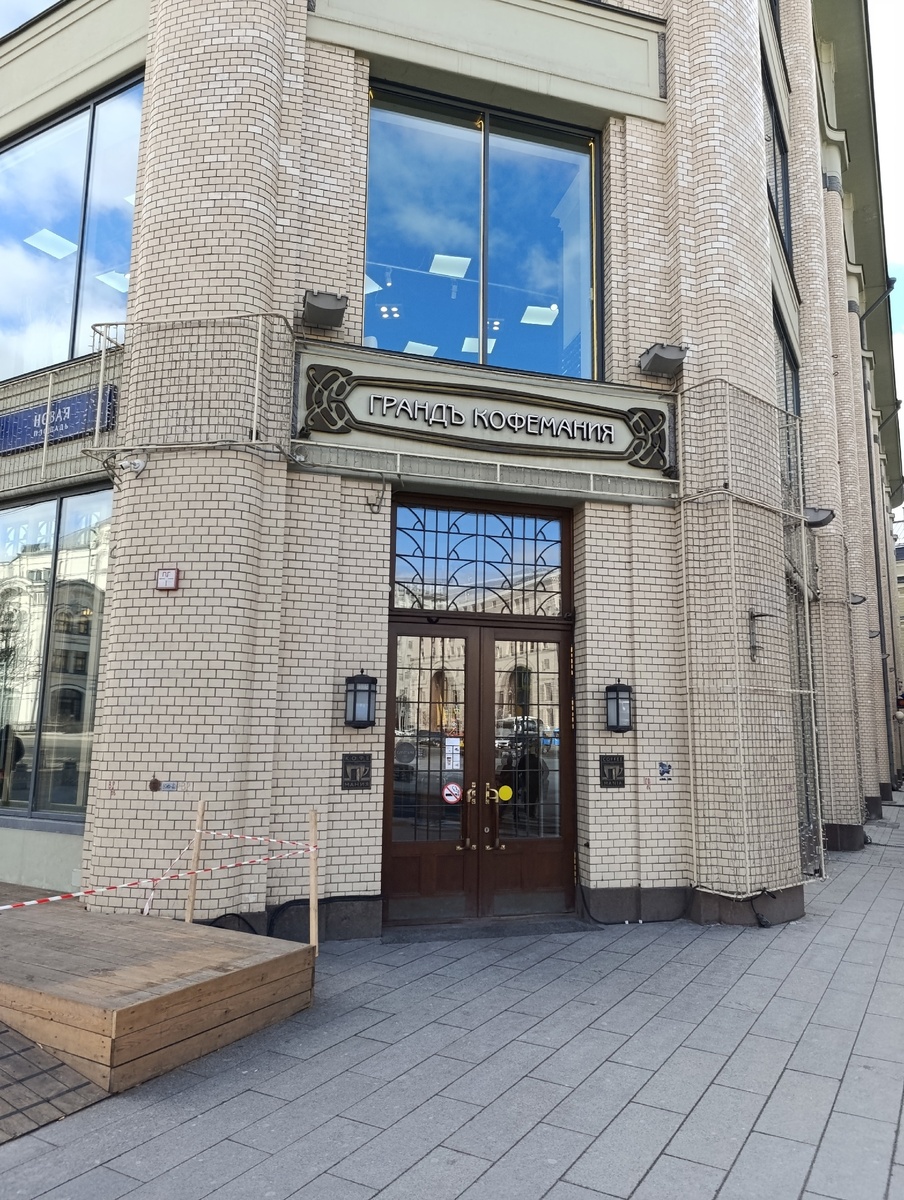 Входная группа. Мы пока только привыкаем к формату Дзена, поэтому не переформатировались под горизонтальный формат)