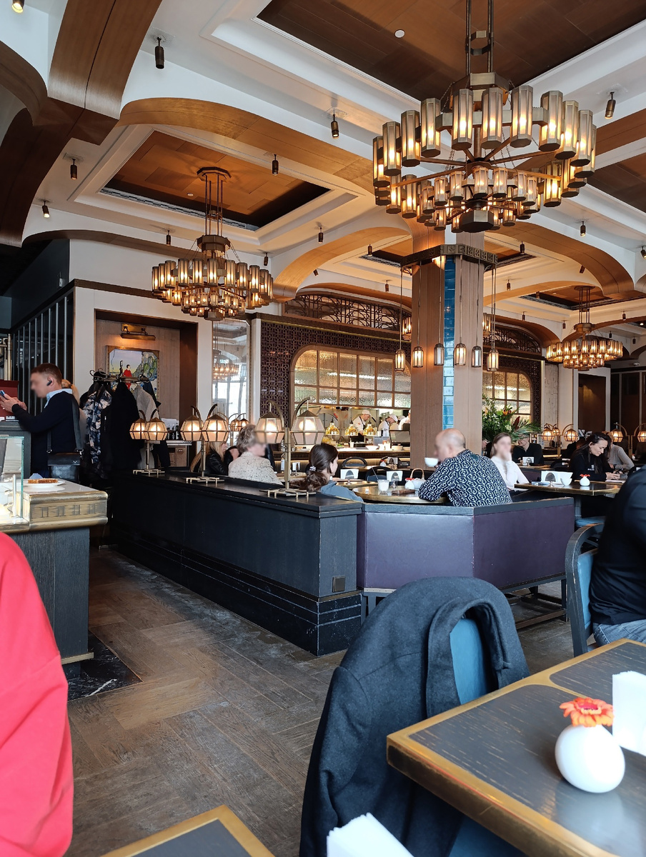 Интерьер и открытая кухня. Достаточно уютно.