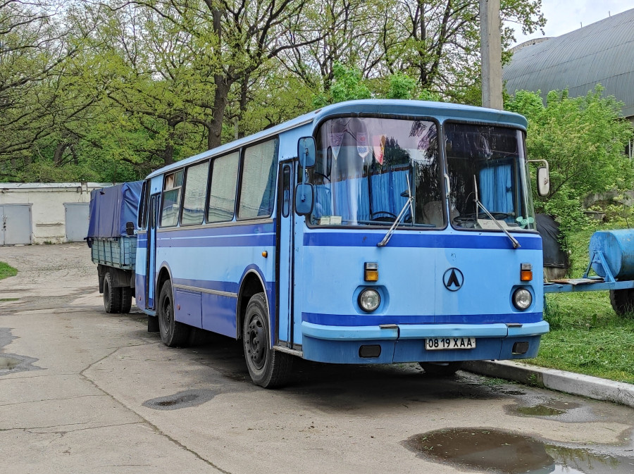   Представлен на фото  ЛАЗ-695. Они перевозили пассажиров по городам, пригородам и даже горным серпантинам, став неотъемлемой частью повседневной жизни.                                         
   Но какой из них заслуживает звания лучшего? Давайте окунемся в историю, сравним технику и вспомним, почему эти машины стали народными любимцами.