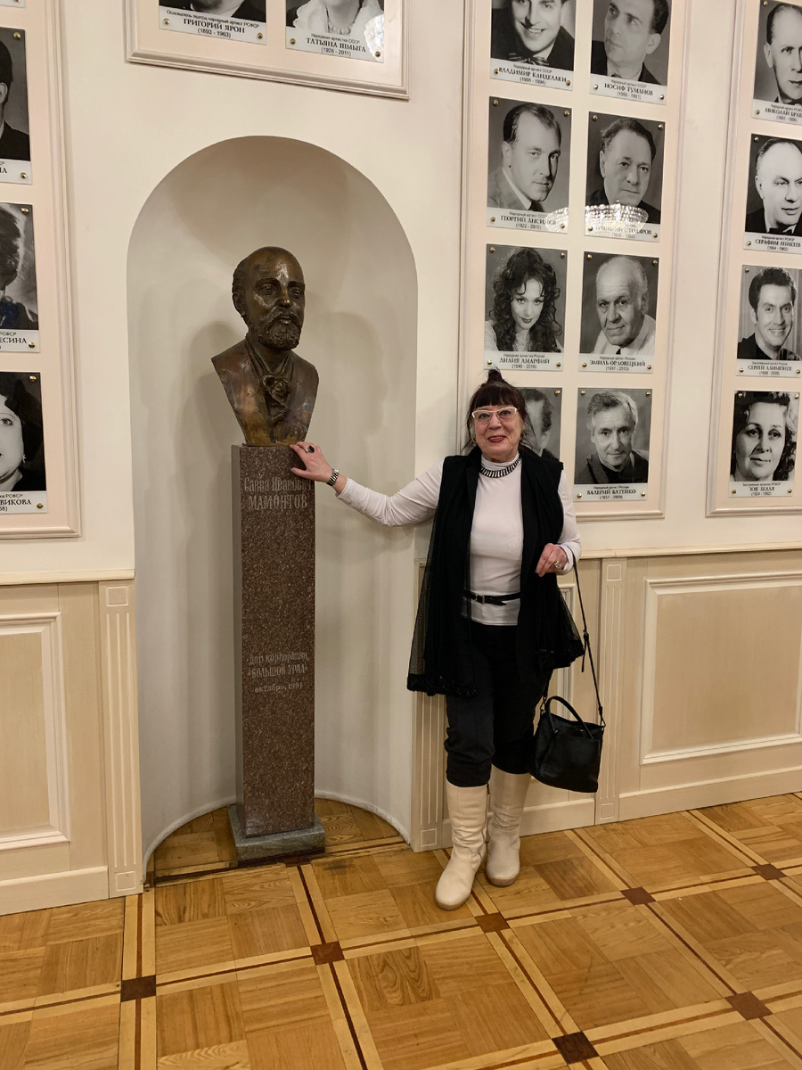 Около бюста Савве Васильевичу Мамонтову