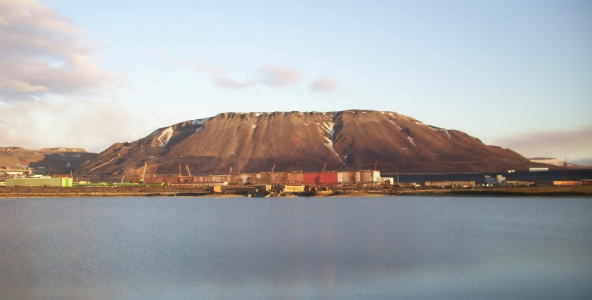     Гора, которую местные называют Шмидтихой, возвышается на 514 метров над уровнем моря. У ее подножия расположен мемориал «Норильская Голгофа» в память о репрессированных узниках Норильлага