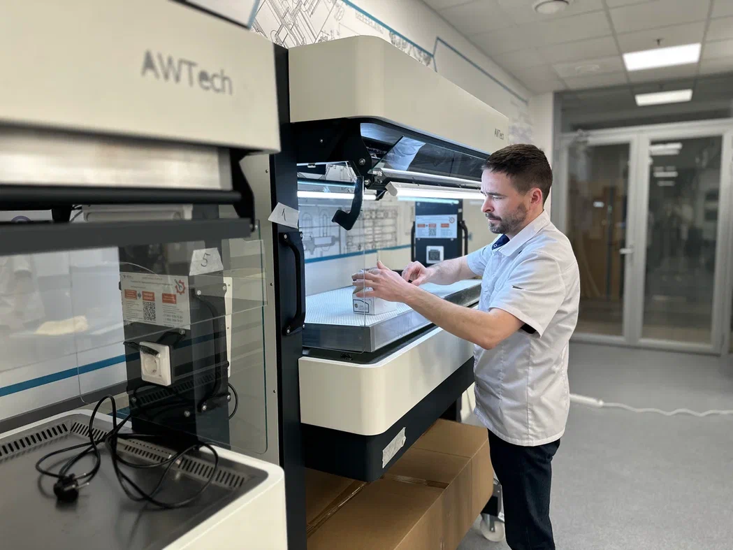 Специалист работает с оборудованием