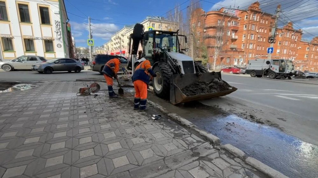    В Кирове начали восстанавливать брусчатку на тротуарах и собирать мусор с газонов