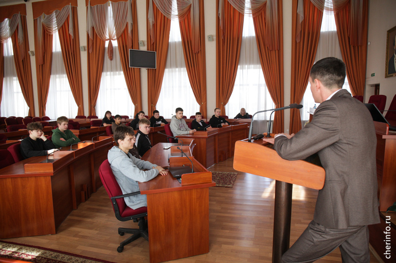    Встреча для детей из центра "Будущее есть!" прошла 15 апреля. Экскурсию по зданию для подростков провел мэр Роман Маслов.