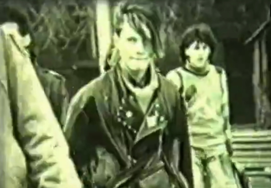 Леонид "Шао" Веремьянин. Скриншот из докфильма "Цепь" Радика Садрутдинова, 1989 год. Фильм снимали у кинотеатра «Россия» г. Барнаул