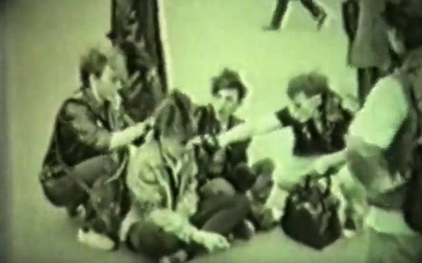 Барнаульские панки.  Скриншот из докфильма "Цепь" Радика Садрутдинова, 1989 год. Фильм снимали у кинотеатра «Россия» г. Барнаул
