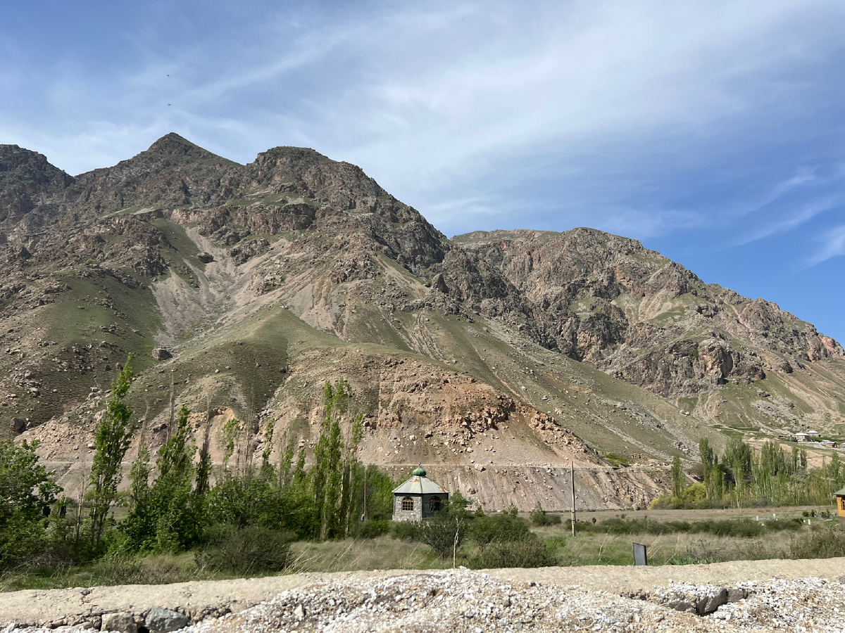 Горы где добывают золото в Таджикистане