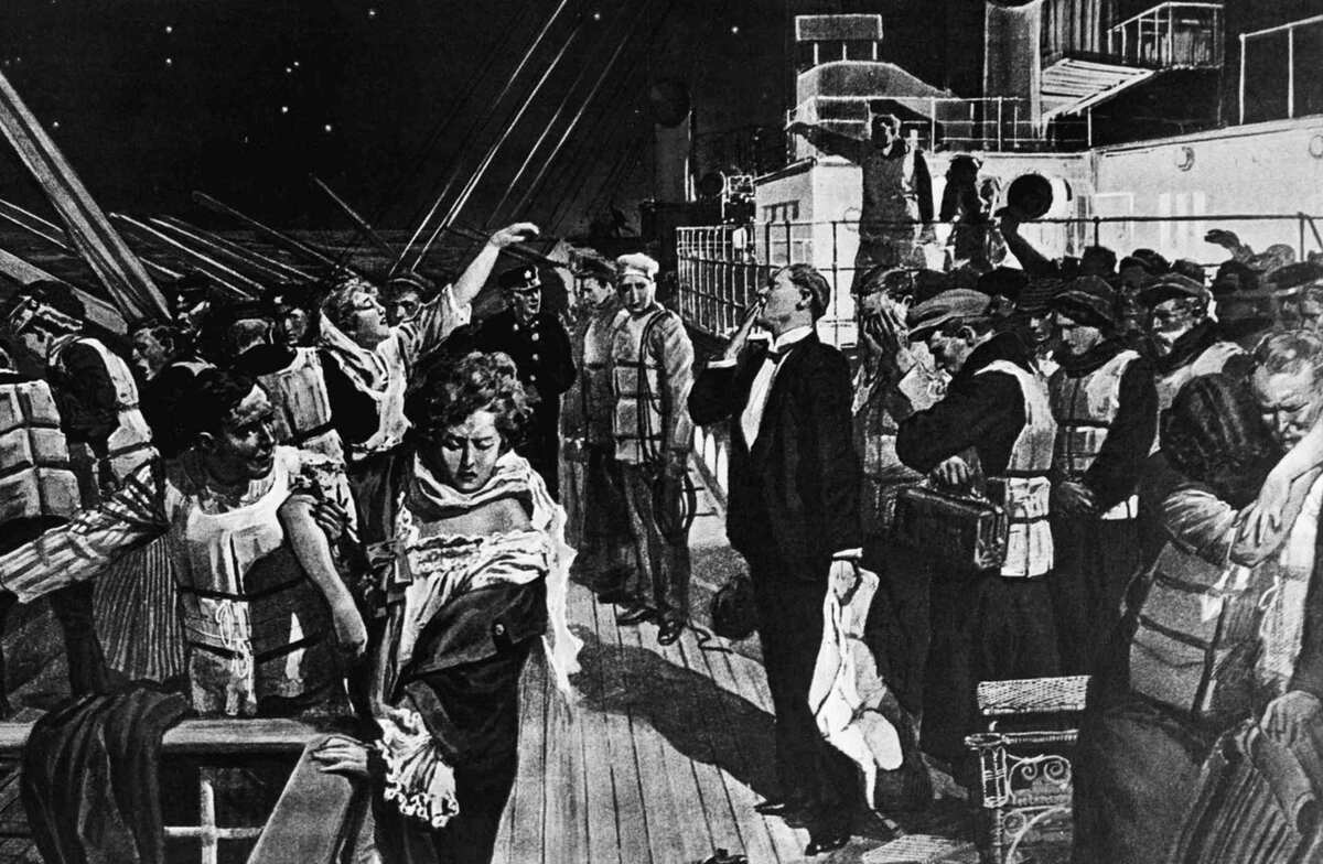 Женщины и дети садятся в спасательные шлюпки во время крушения «Титаника» 14 апреля 1912 года. (Фото: Bettmann Archive/Getty Images)Изображения Getty Images