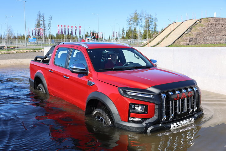 JAC T9 - один из самых пподаваемых новых пикапов в России 