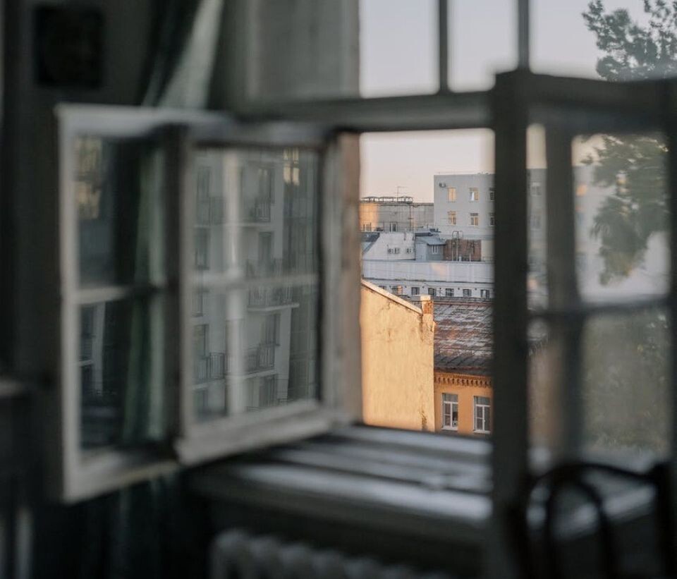    Открытое окно. Источник: pexels.com