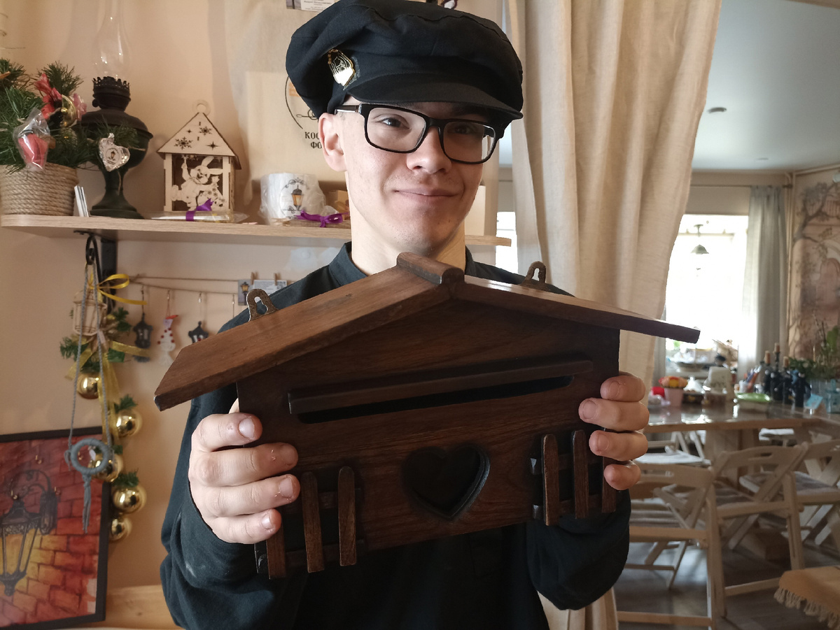 У Костромского фонарщика появился деревянный ящик для приема и отправки открыток