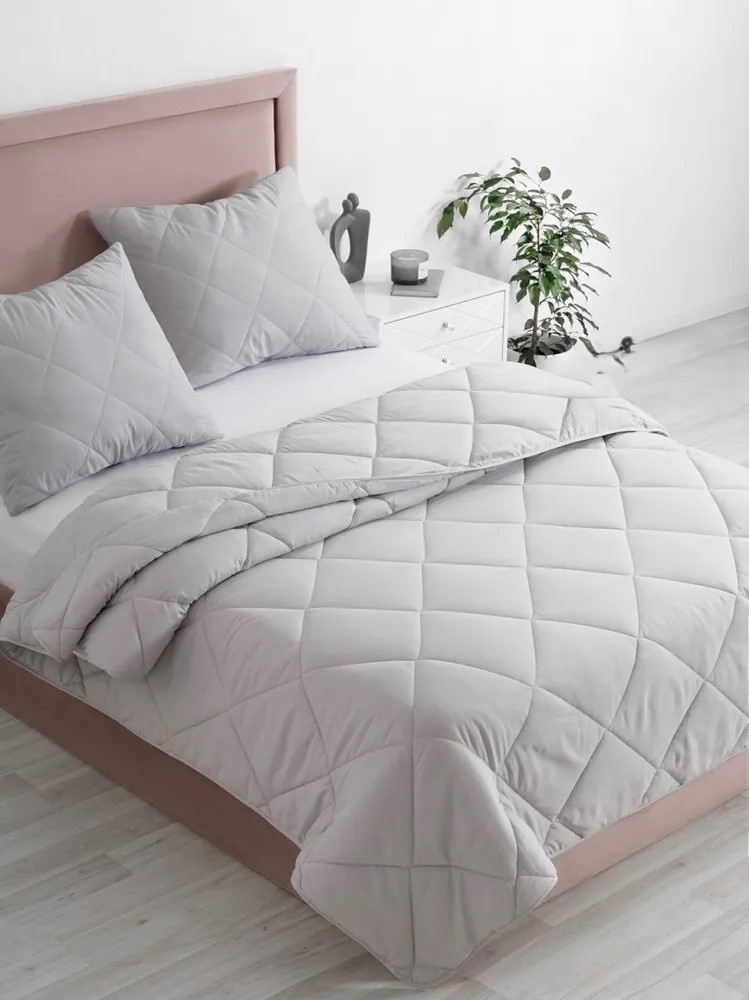 Обновить свою спальню недорого и со вкусом теперь можно не выходя из нее, нужно всего лишь вдохновиться картинками и вперед, воплощать свои идеи. Небольшие детали могут преобразить спальню до неузнаваемости. Обновить постельный комплект, покрывало, бросить на кровать яркие декоративные подушки, повесить новые шторы, добавить уюта с помощью освещения в виде прикроватного светильника, торшера или свечей, закрепить на стену постер, часы, зеркало, а может быть добавить цветов в красивых кашпо, либо напольную вазу с сухоцветами, а как на счет идеи приобрести кресло для отдыха, либо постелить на пол новый ковер? 