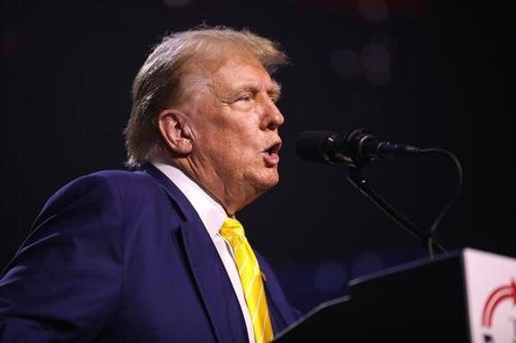    Может, Байден порчу на Трампа наводит?