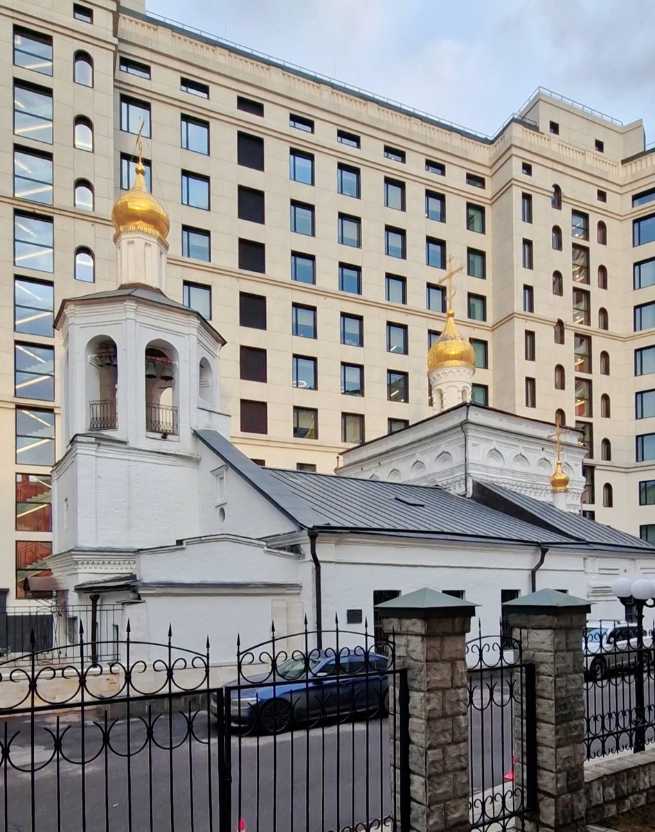 Средний Овчинниковский переулок, 7 - Церковь Архангела Михаила в Овчинниках 1612 года