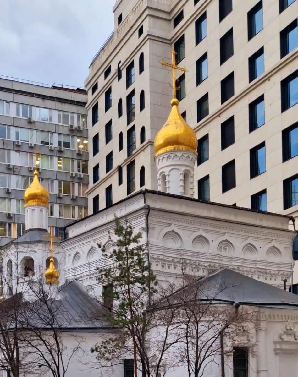 Средний Овчинниковский переулок, 7 - Церковь Архангела Михаила в Овчинниках 1612 года