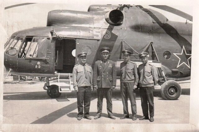    Экипаж с космонавтом Шаталовым ( второй слева), рядом командир вертолета Анатолий Саммель. Фото: Личный архив