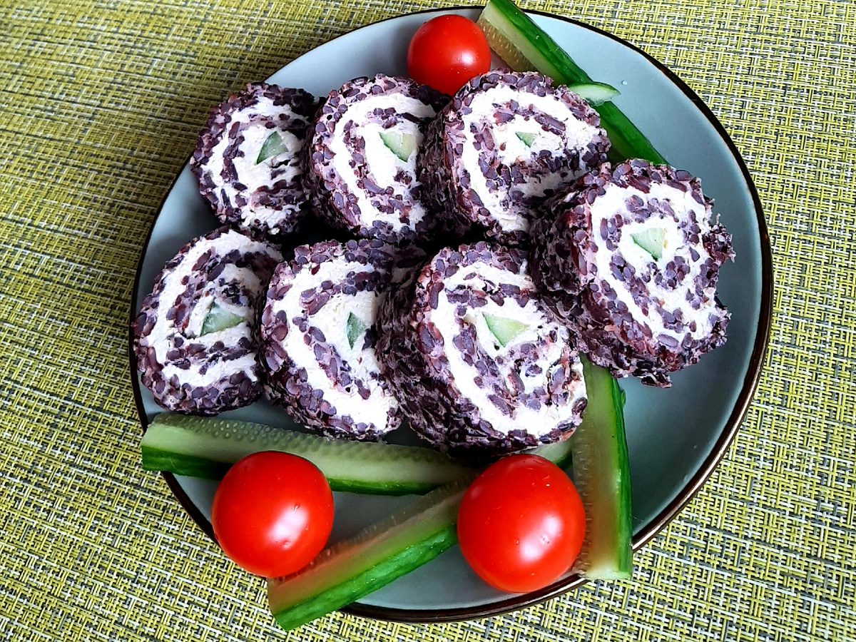 Закусочный рулет из чёрного риса