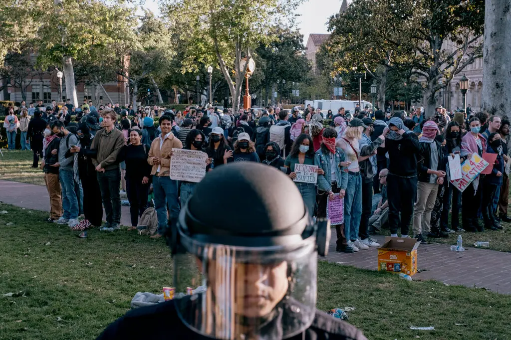 Акция протеста против войны в секторе Газа в кампусе Университета Южной Калифорнии, одного из 10 университетов, которые изучает целевая группа.