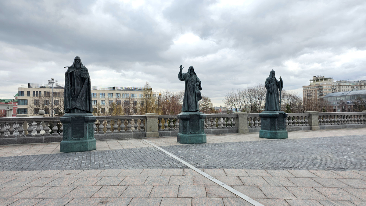 Скульптуры у храма