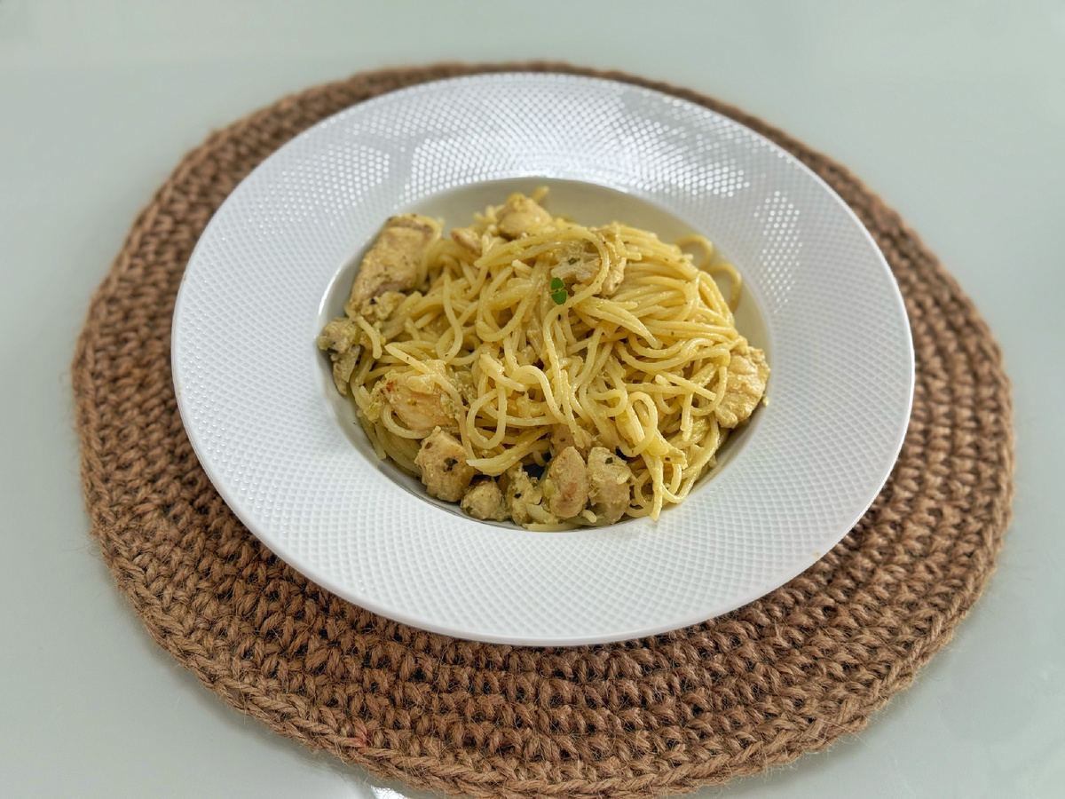Паста с курицей и соусом «Песто»