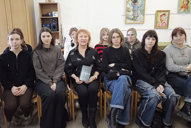 Директор турфирмы «КуМир» Галина Теклюк со студентами Художественного колледжа в библиотеке № 2