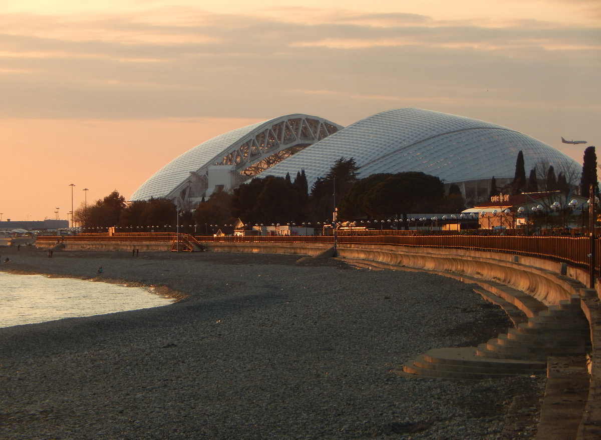 Стадион Фишт и набережная. Источник фото: commons.wikimedia.org. Автор: Oleg Bkhambri (Voltmetro)