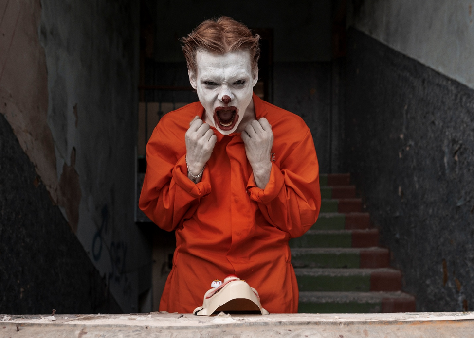 <ahref="https://ru.freepik.com/free-photo/front-view-scary-clown-abandoned-building_47696240.htm">Изображение от freepik</a>