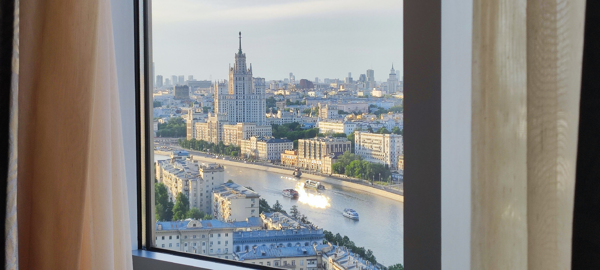 Вид из окна отеля в одну из наших прошлых поездок продоложает вдохновлять меня и сегодня.