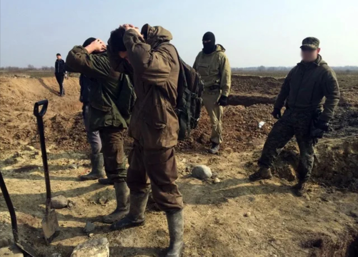 По общепринятому мнению, главные губители культурного слоя и культурно-исторического наследия страны это черные копатели и любители приборного поиска. Но так ли это? Фото из сети