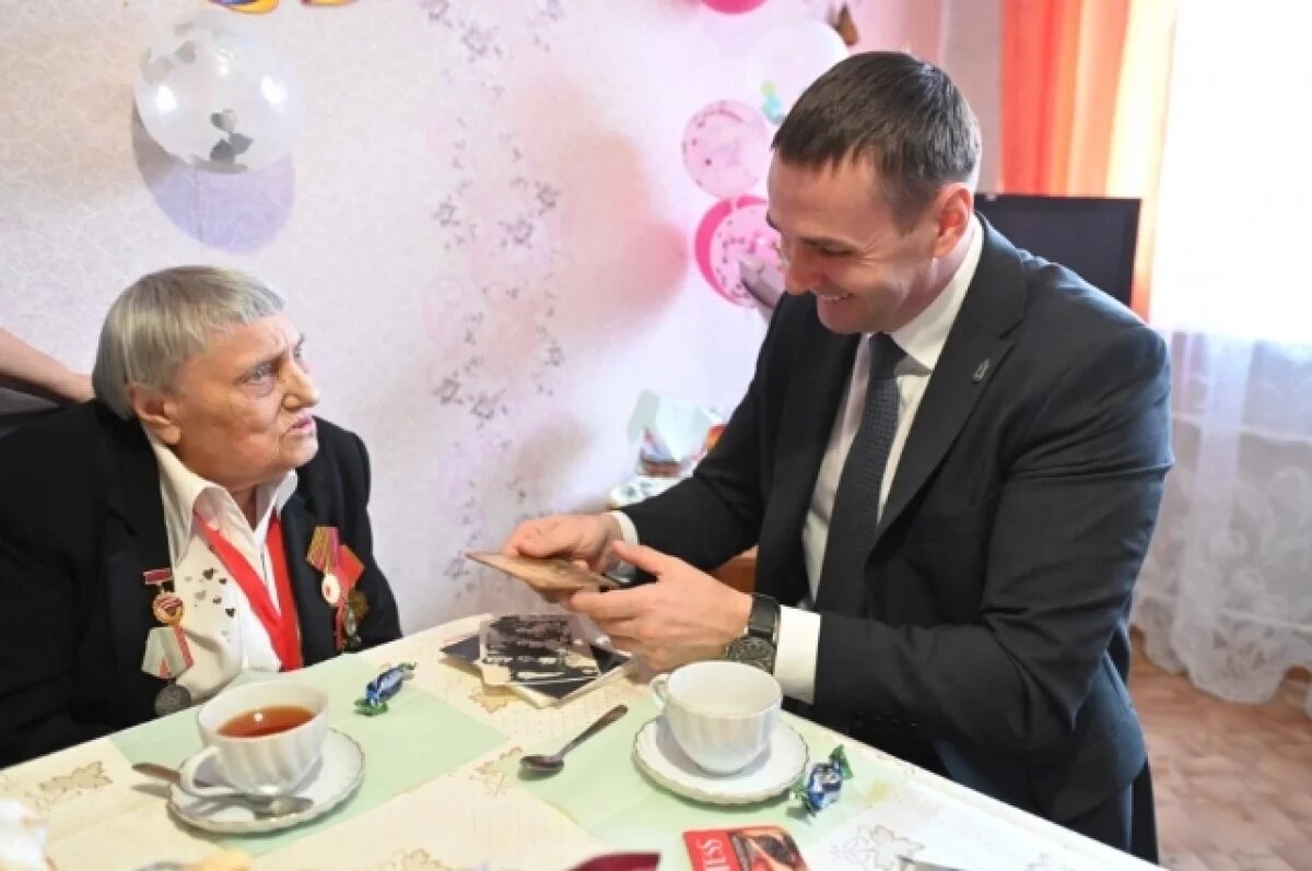    Дмитрий Демешин поздравил ветерана ВОВ Раису Махоткину с юбилеем