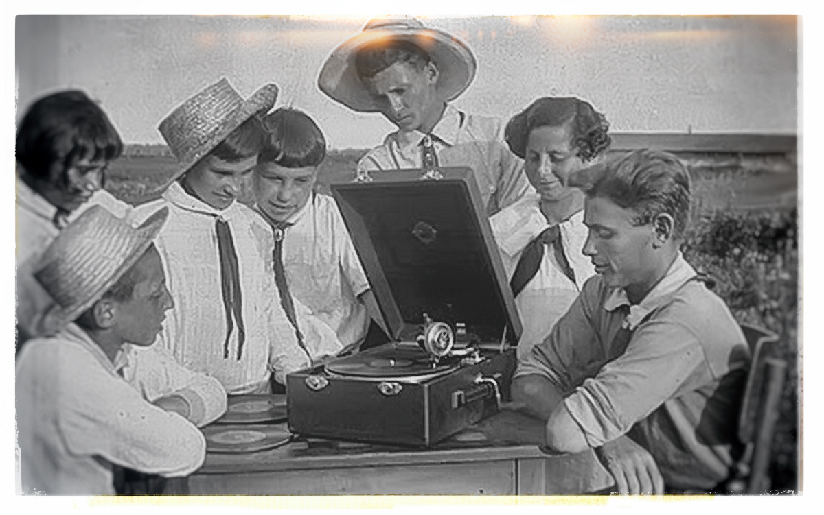 Пионеры слушают советский патефон