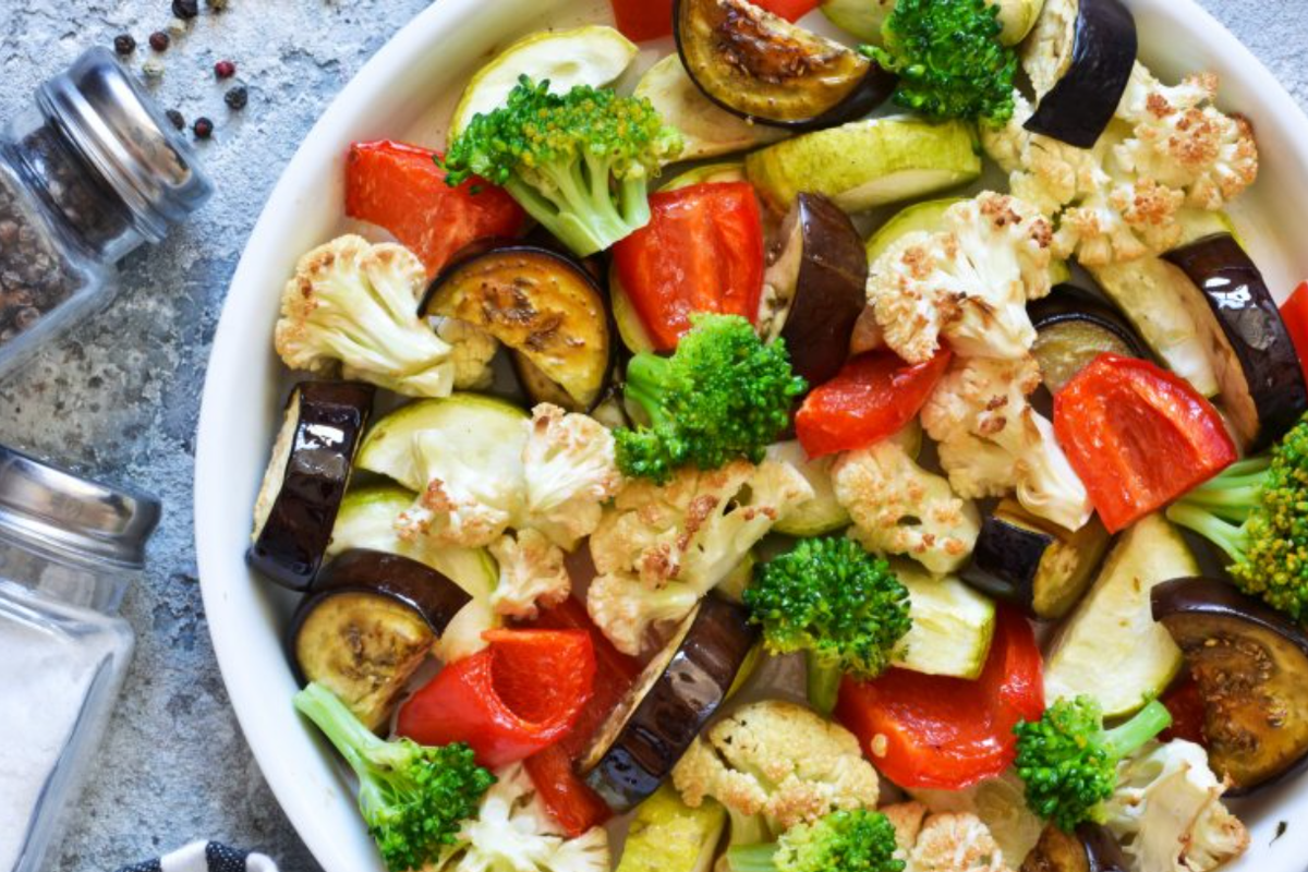 Многие хозяйки уже по достоинству оценили преймущестіва аэрогриля. Овощи в нем
получаются сочными и сохраняют максимум полезныхвеществ. Не нужно так много
масла, как для жарки, а еще - всё равномерно пропекаетсян. Попробуй приготовить
наши 12 рецептов!