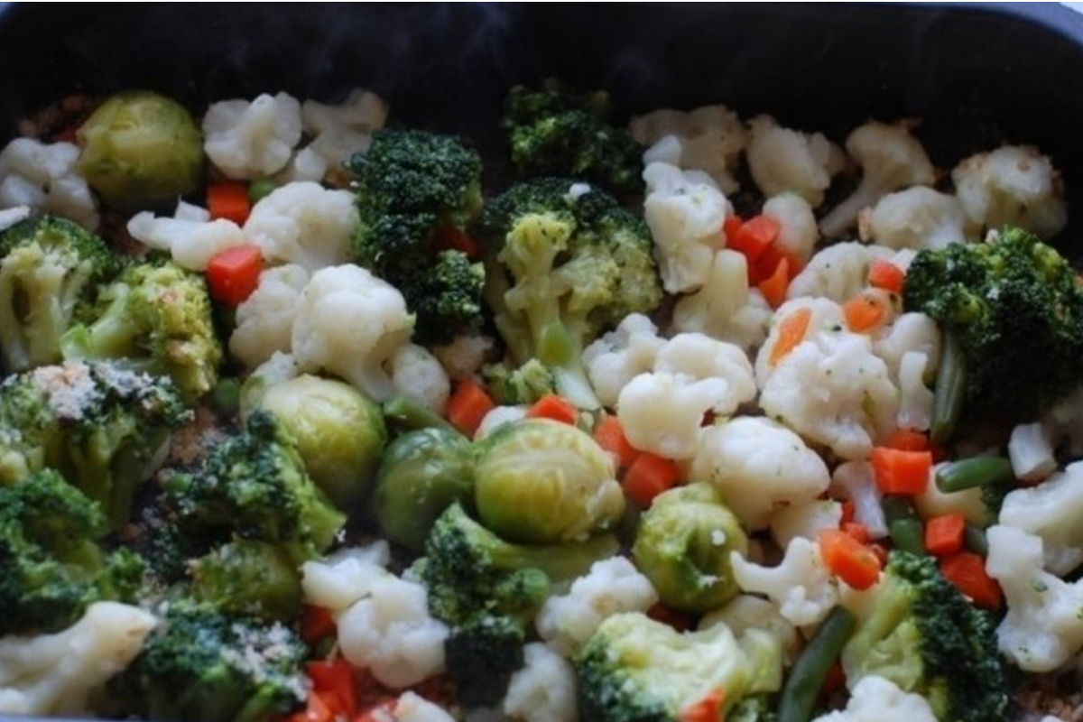 Самый легкий гарнир на скорую руку - это упаковка замсороженных овощей.
Тебе понадобится: 500 г готовой овощной смеси, 1 ст.л. о"ливкового масла, 1 зубчик"
"чеснока, соль, специи."
Приготовление: Смешай замороженные овощи с солью, спецциями, оливковым
маслом и измельченным чесноком. Можешь сначала ра:"зморозить, но можно оставить"
и так. Запекай их 20 минут в чаше аэрогриля при 200 град)ўсах