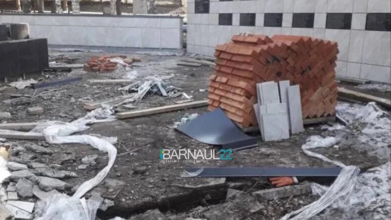     В алтайском селе Ельцовка рабочие перестали ремонтировать мемориал ВОВ. Телеграм-канала «Barnaul 22»