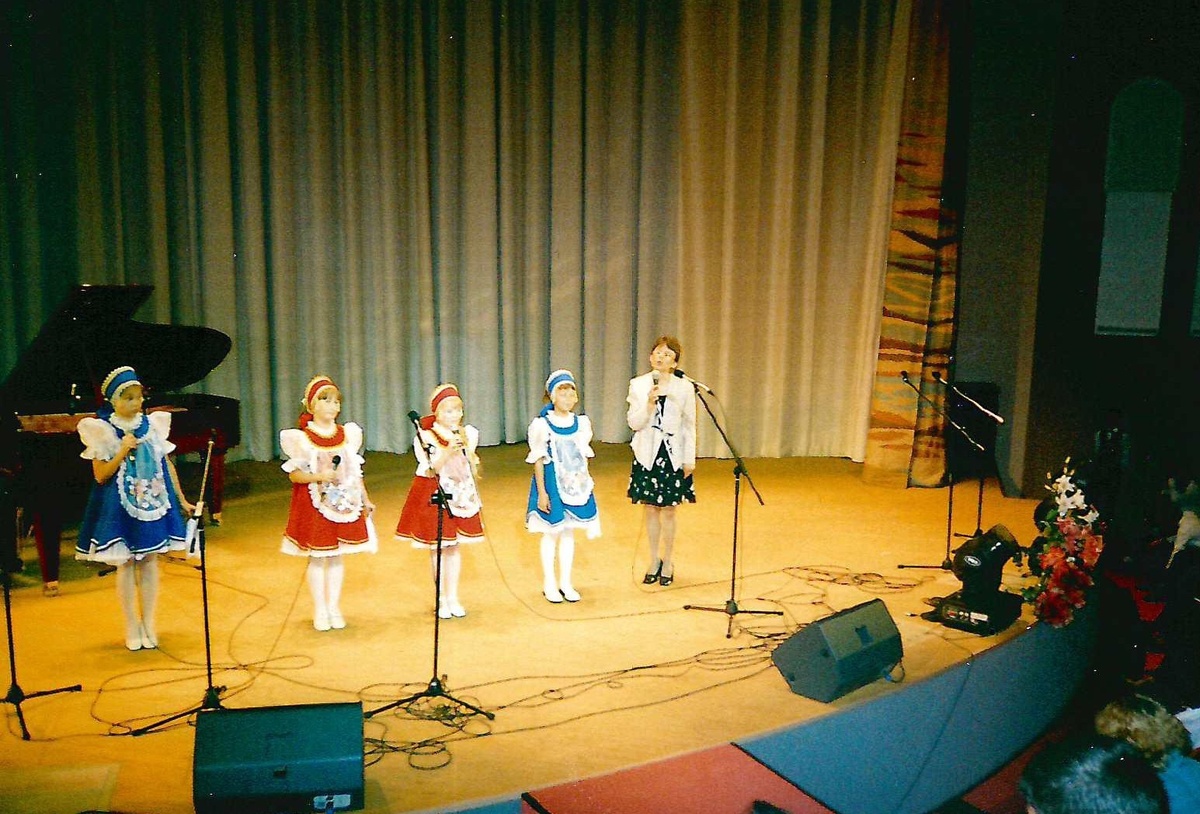 Вокально-эстрадный ансамбль "Родные напевы" под руководством преподавателя музыкальной школы Щекалевой Татьяны Адольфовны с песней "Моя Россия.