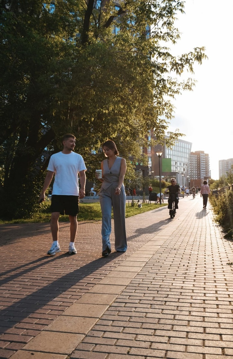 Делимся летней атмосферой Ольховского парка рядом с набережной Исети и выходим из уральской весны Шредингера — особого времени года, когда ветровка и арктический пуховик наготове одновременно.